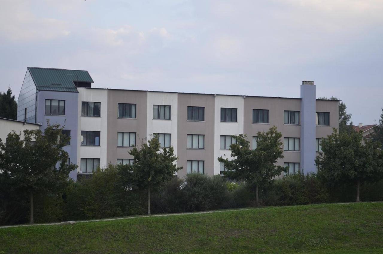 Hotel Cavalieri Pinerolo Bagian luar foto