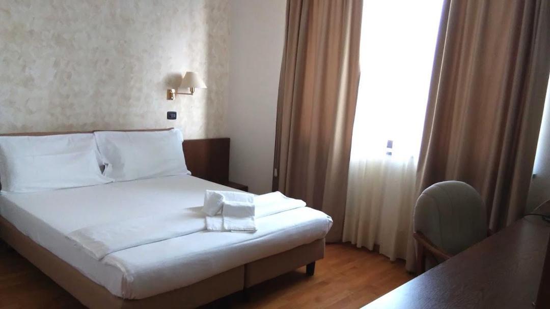 Hotel Cavalieri Pinerolo Bagian luar foto