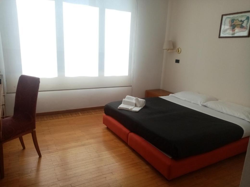 Hotel Cavalieri Pinerolo Bagian luar foto