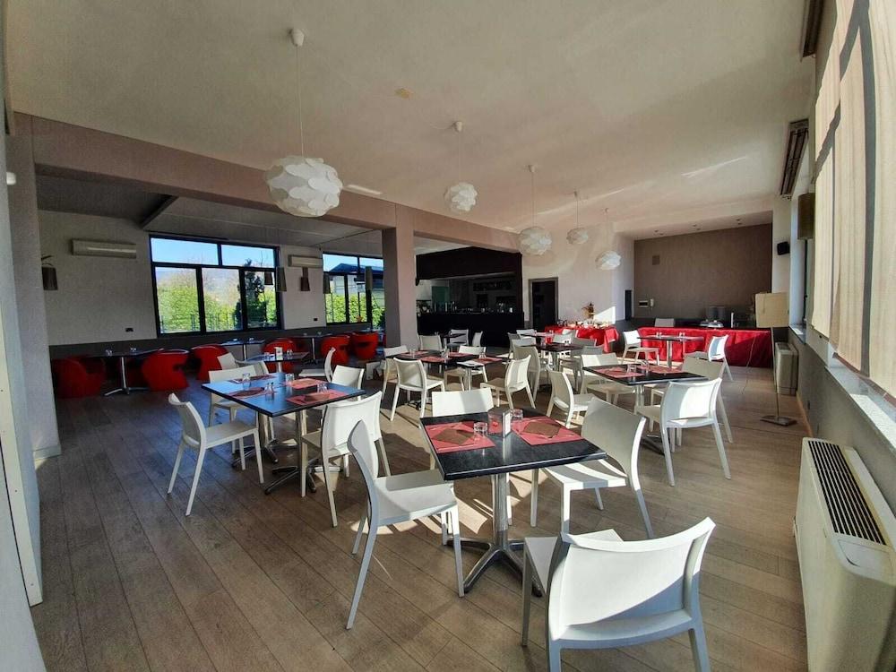 Hotel Cavalieri Pinerolo Bagian luar foto