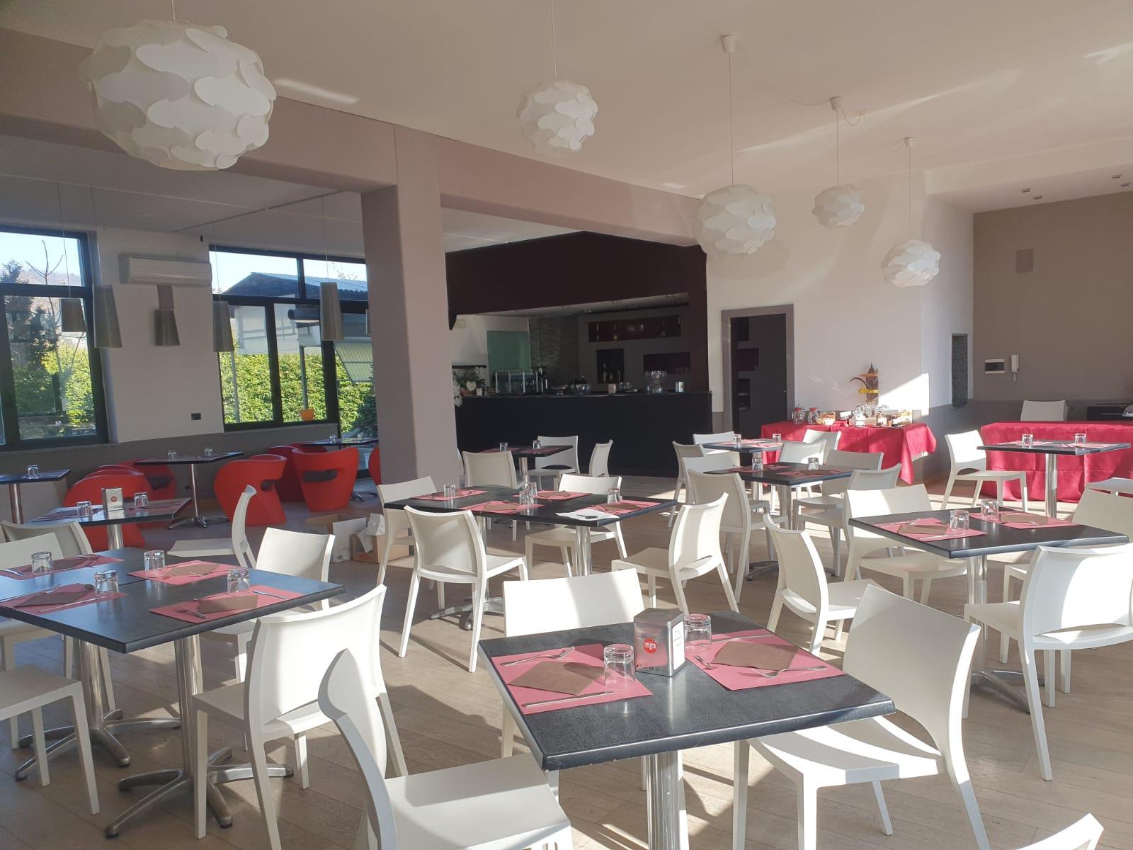 Hotel Cavalieri Pinerolo Bagian luar foto