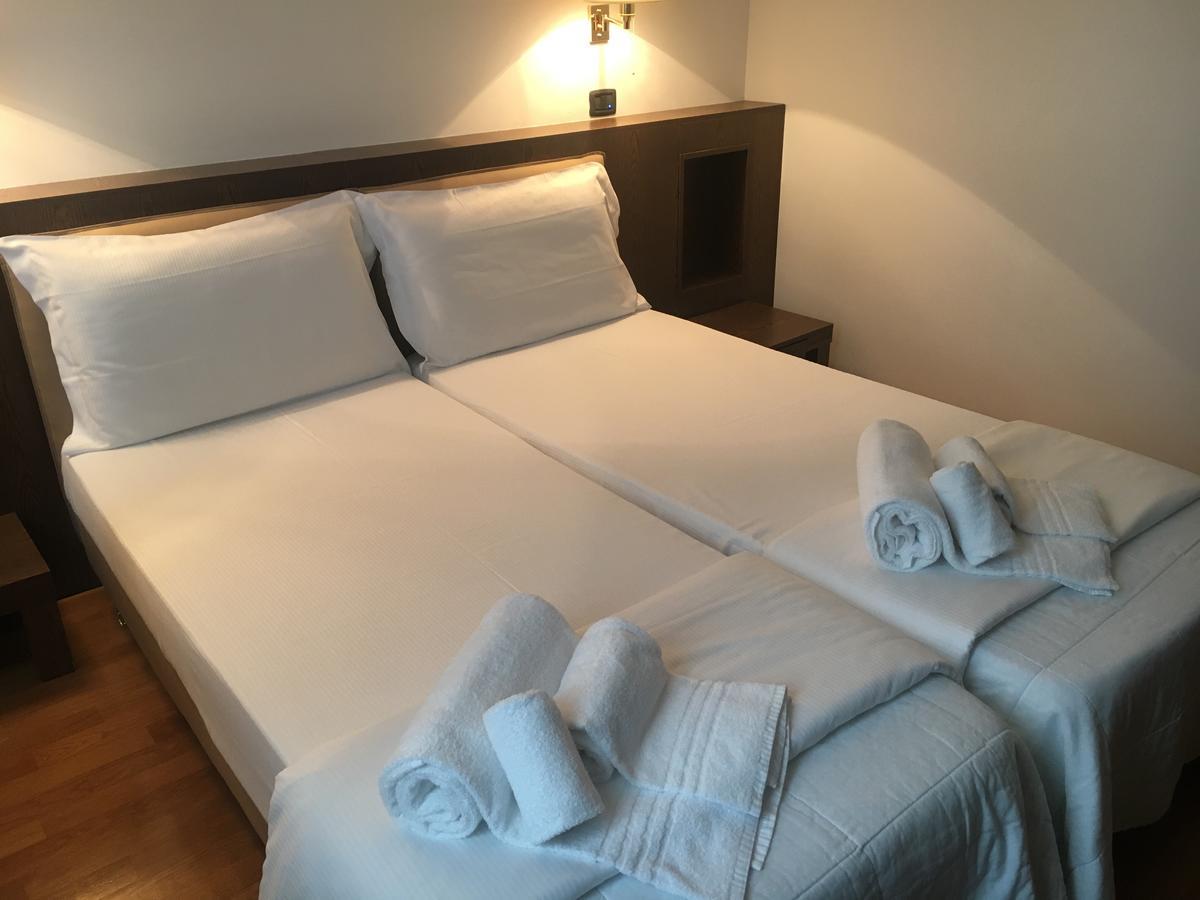 Hotel Cavalieri Pinerolo Bagian luar foto