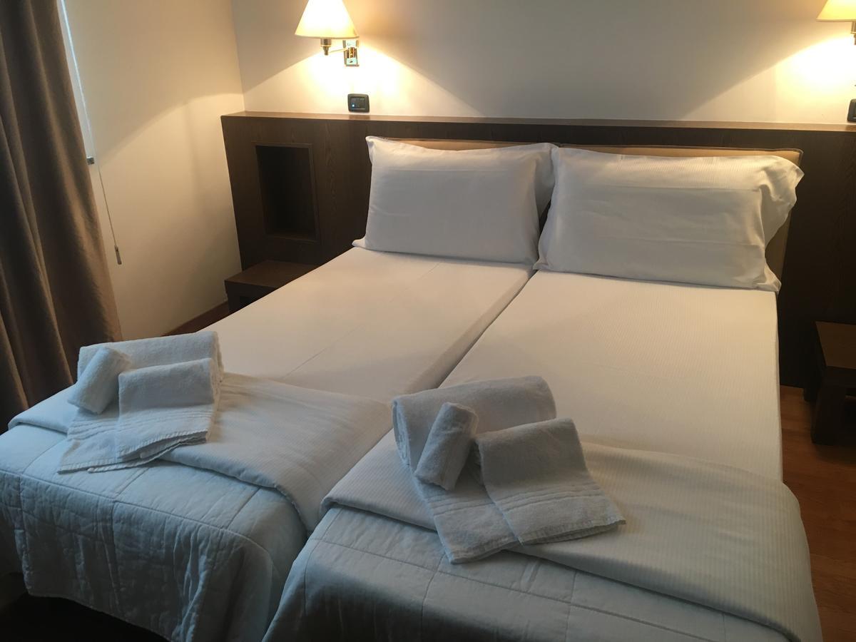 Hotel Cavalieri Pinerolo Bagian luar foto