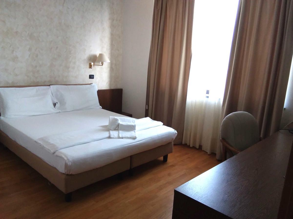 Hotel Cavalieri Pinerolo Bagian luar foto