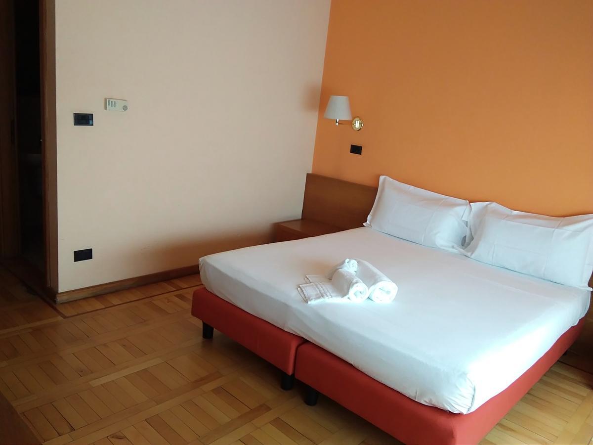 Hotel Cavalieri Pinerolo Bagian luar foto