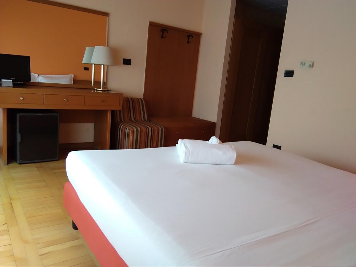 Hotel Cavalieri Pinerolo Bagian luar foto