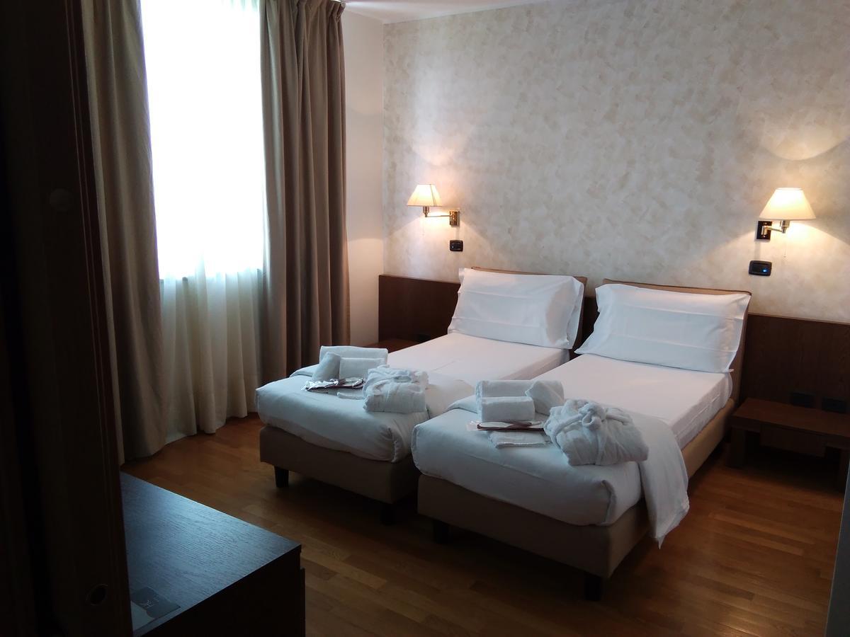 Hotel Cavalieri Pinerolo Bagian luar foto