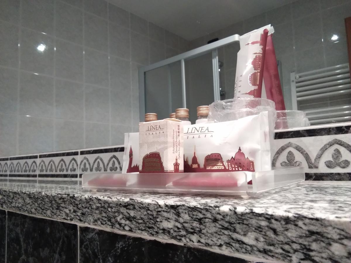 Hotel Cavalieri Pinerolo Bagian luar foto