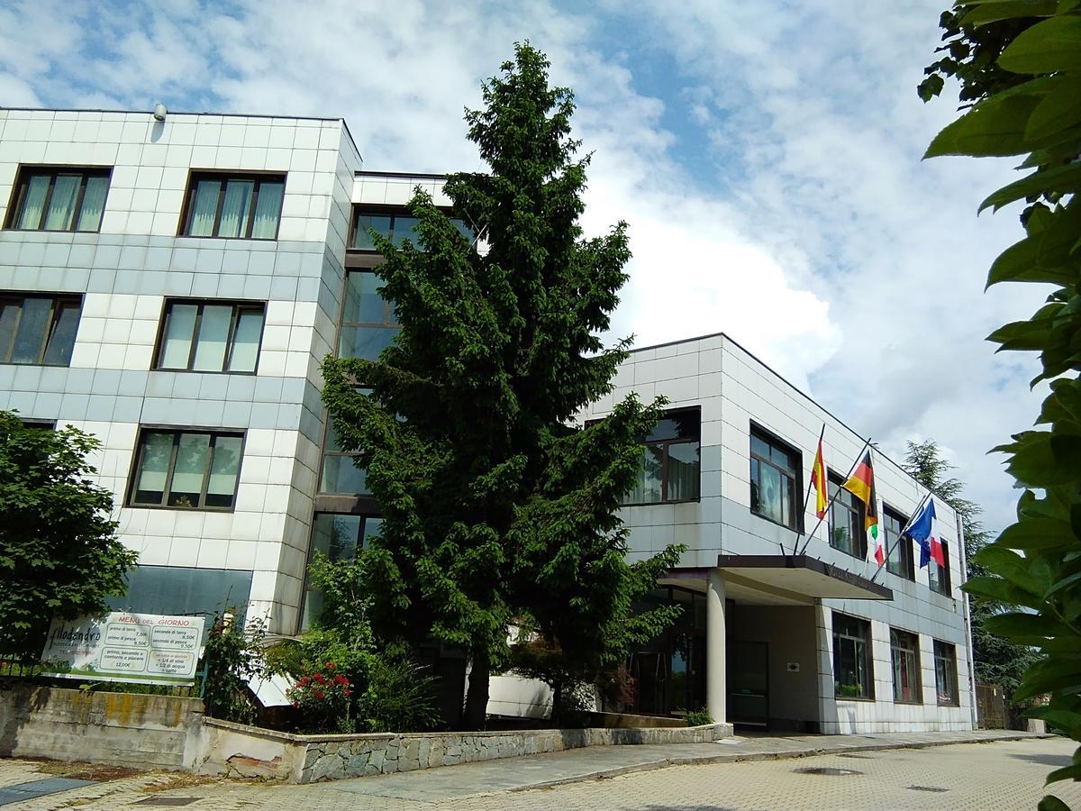 Hotel Cavalieri Pinerolo Bagian luar foto