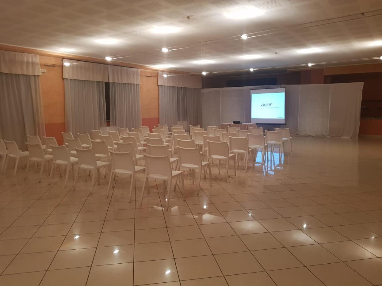 Hotel Cavalieri Pinerolo Bagian luar foto
